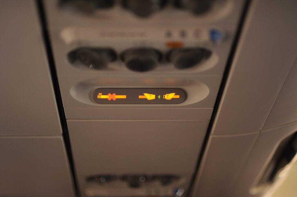 机上气氛怪怪的?脸书前技术长揭露 7 个飞机上不能说的秘密 内容图3 女神网-大潮社TV实时追踪属于女人新资讯的综合网站! safety-belt