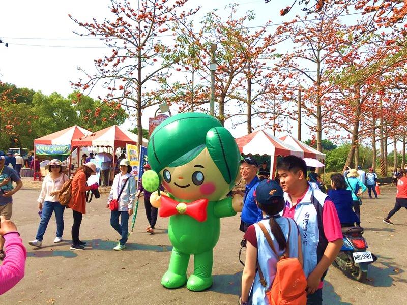 全球最美 15 条花道!2018 台南白河木棉花季攻略懒人包一次公开 内容图4 女神网-大潮社TV实时追踪属于女人新资讯的综合网站! kopok flower in Tainan 3.jpg