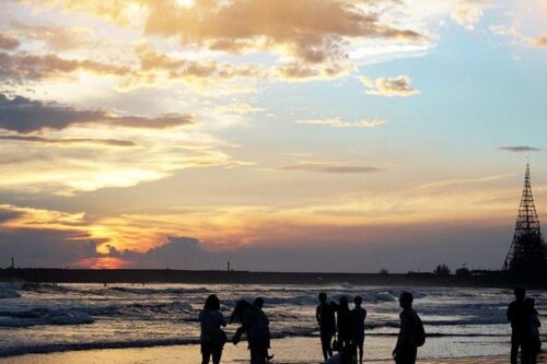 漫步海岸线踏浪、赏夕阳！前往台南渔光岛放空去