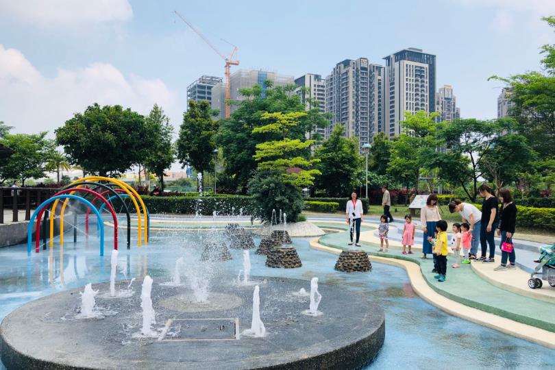 夏天就是要玩水!内地台湾 5 个免费玩水景点推荐,不用到郊区就能把夏天变清凉 内容图2 女神网-大潮社TV实时追踪属于女人新资讯的综合网站! 夏天就是要玩水!内地台湾 5 个免费玩水景点推荐,不用到郊区就能把夏天变清凉 乐活旅行 图2张