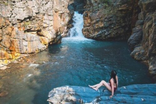 挑战天然山林的震撼美景：走出家门亲近自然，沐浴在 10 大野溪温泉的温暖