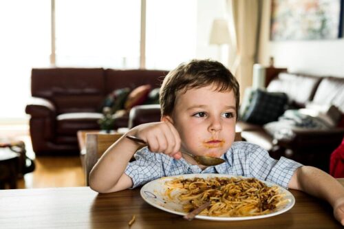 饭桌上不谈成绩！养成孩童健康饮食习惯，爸妈得注意“这些事”