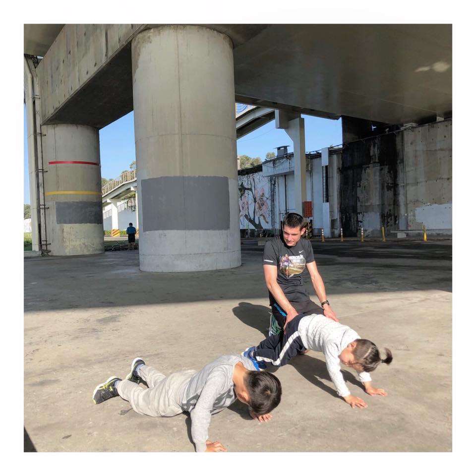 没有黑脸白脸!亚历妈夫妻同心:“不迎合”孩子才能让他们成长 内容图7 女神网-大潮社TV实时追踪属于女人新资讯的综合网站! 没有黑脸白脸!亚历妈夫妻同心:“不迎合”孩子才能让他们成长 亲子教育 图7张