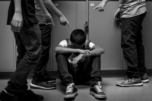 孩子在校被霸凌，爸妈应该如何正确处理？