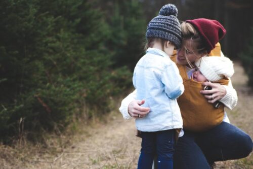 狠心不理孩子就会听？专家：拥抱可以帮助稳定情绪