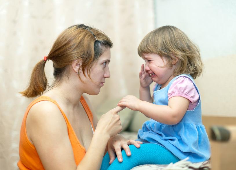 狠心不理孩子就会听?专家:拥抱可以帮助稳定情绪 内容图2 女神网-大潮社TV实时追踪属于女人新资讯的综合网站! woman berates crying baby in home