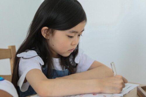 远距教学增加孩子近视度数！眼科医师分享 3 招护眼运动，适时休息、全家一起热敷舒压