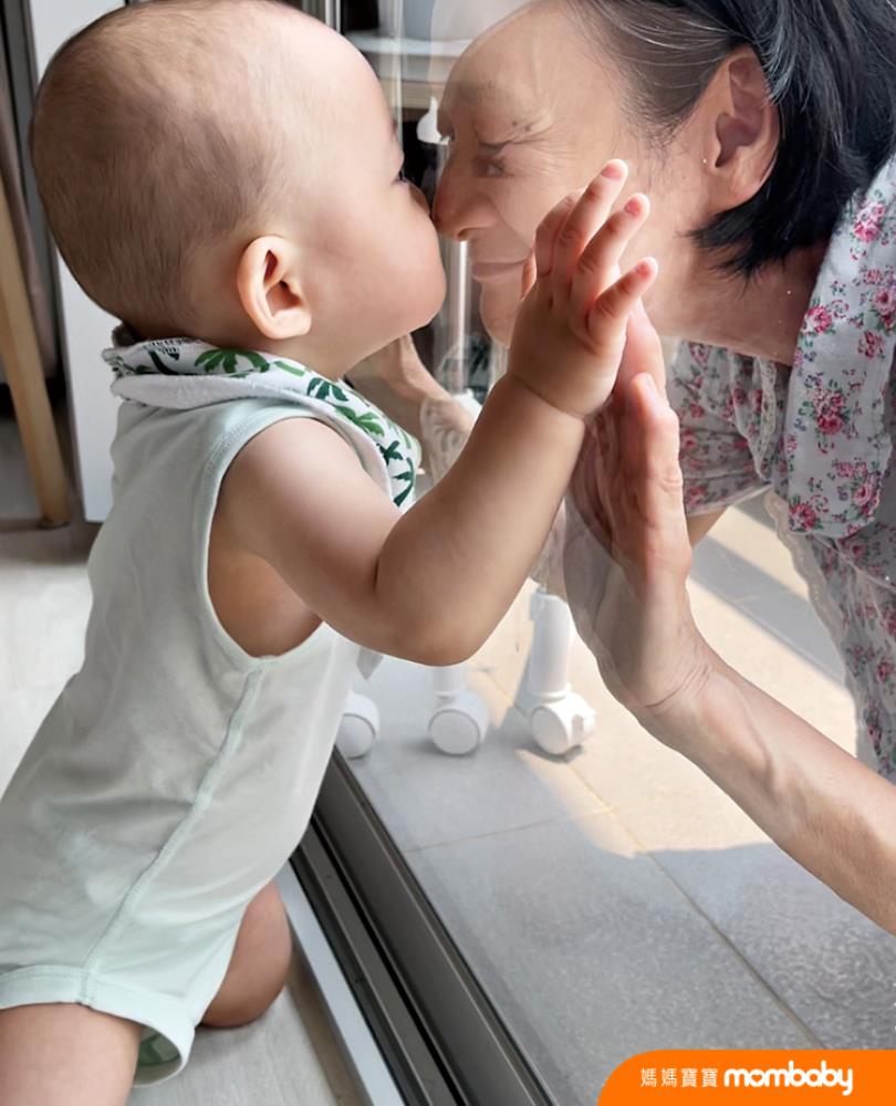 新手阿嬷谭艾珍“晒孙”:新酱综艺感更似她。期待嫩孙长大一起看卡通,成为他最大的玩伴! 内容图2 女神网-大潮社TV实时追踪属于女人新资讯的综合网站! 新手阿嬷谭艾珍“晒孙”:新酱综艺感更似她。期待嫩孙长大一起看卡通,成为他最大的玩伴! 亲子教育 图2张