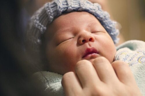 起红疹就是异位性皮肤炎吗？新手爸妈一定要知道：宝宝常出现的 5 种皮肤问题