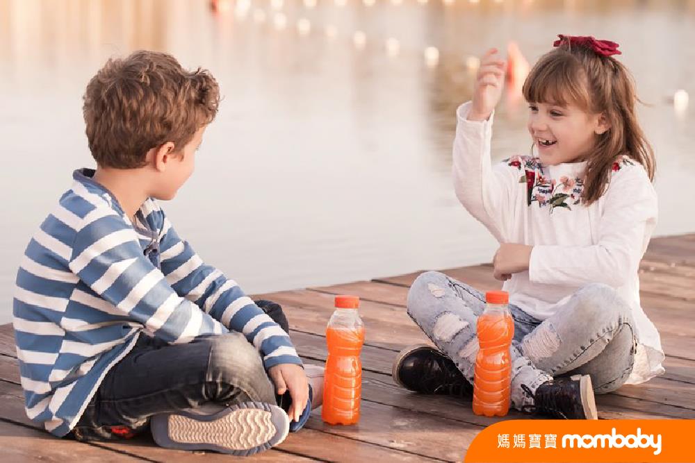 孩子“偷”谈恋爱的年纪,父母该怎么办:从孩子的角度开启沟通,引导理解才是重点 内容图2 女神网-大潮社TV实时追踪属于女人新资讯的综合网站! 孩子“偷”谈恋爱的年纪,父母该怎么办:从孩子的角度开启沟通,引导理解才是重点 亲子教育 图2张