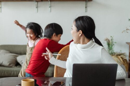 吼到喉咙沙哑也无法让孩子听话？心理学家 8 个高质量沟通方式，有效加深亲子感情