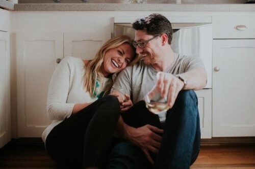 “微醺”维持伴侣感情温度：8 招延长保鲜期，一起小酌情感沟通更融洽