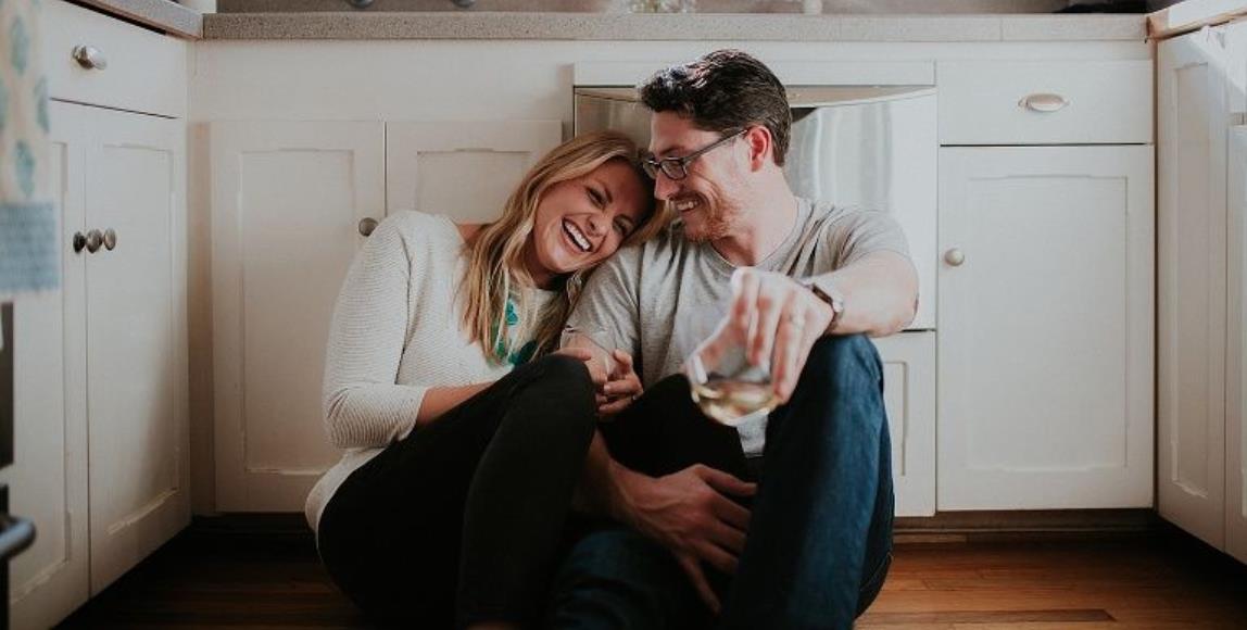 “微醺”维持伴侣感情温度:8 招延长保鲜期,一起小酌情感沟通更融洽 内容图1 女神网-大潮社TV实时追踪属于女人新资讯的综合网站! “微醺”维持伴侣感情温度:8 招延长保鲜期,一起小酌情感沟通更融洽 婚姻经营 图1张