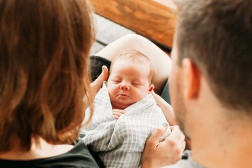 如何陪伴情绪低落的产后妈咪：准爸爸留心 4 件事，耐心倾听需要，共同走过低潮