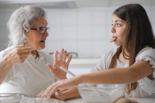 容易因世代价值观不同而产生代沟？试着“不评价、不强迫”，学会欣赏世代间的差异性