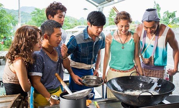 围炉时候好尴尬?打破面面相觑的诡异气氛,和长辈聊“这 4 大”话题安心又不踩雷 内容图3 女神网-大潮社TV实时追踪属于女人新资讯的综合网站! 围炉时候好尴尬?打破面面相觑的诡异气氛,和长辈聊“这 4 大”话题安心又不踩雷 家庭学堂 图3张