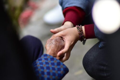 当医疗走进社区：“给长辈的不仅是照顾，还有那亦师亦友的体贴与关怀。”