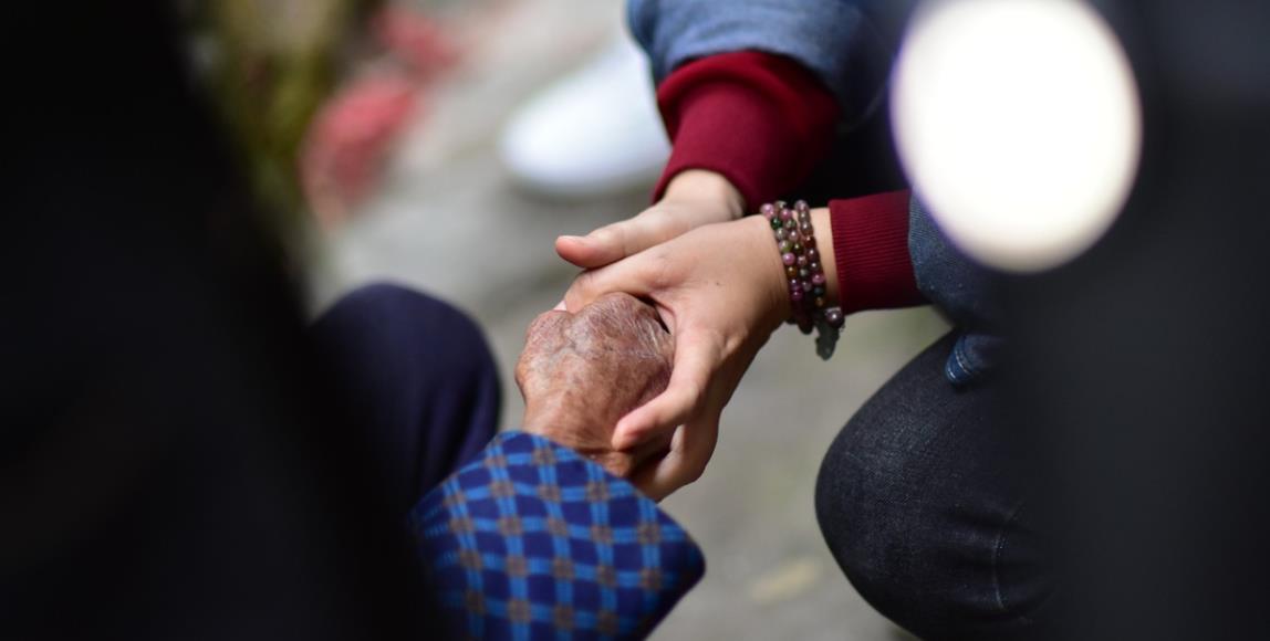 当医疗走进社区:“给长辈的不仅是照顾,还有那亦师亦友的体贴与关怀。” 内容图1 女神网-大潮社TV实时追踪属于女人新资讯的综合网站! 当医疗走进社区:“给长辈的不仅是照顾,还有那亦师亦友的体贴与关怀。” 家庭学堂 图1张