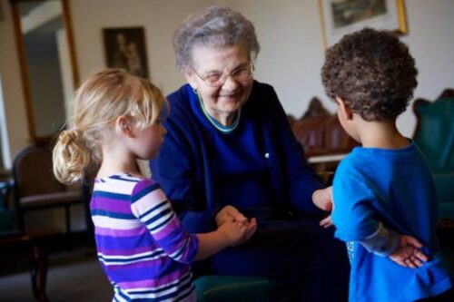 住养老院也能充满欢笑！让幼稚园进驻的“青银共居”
