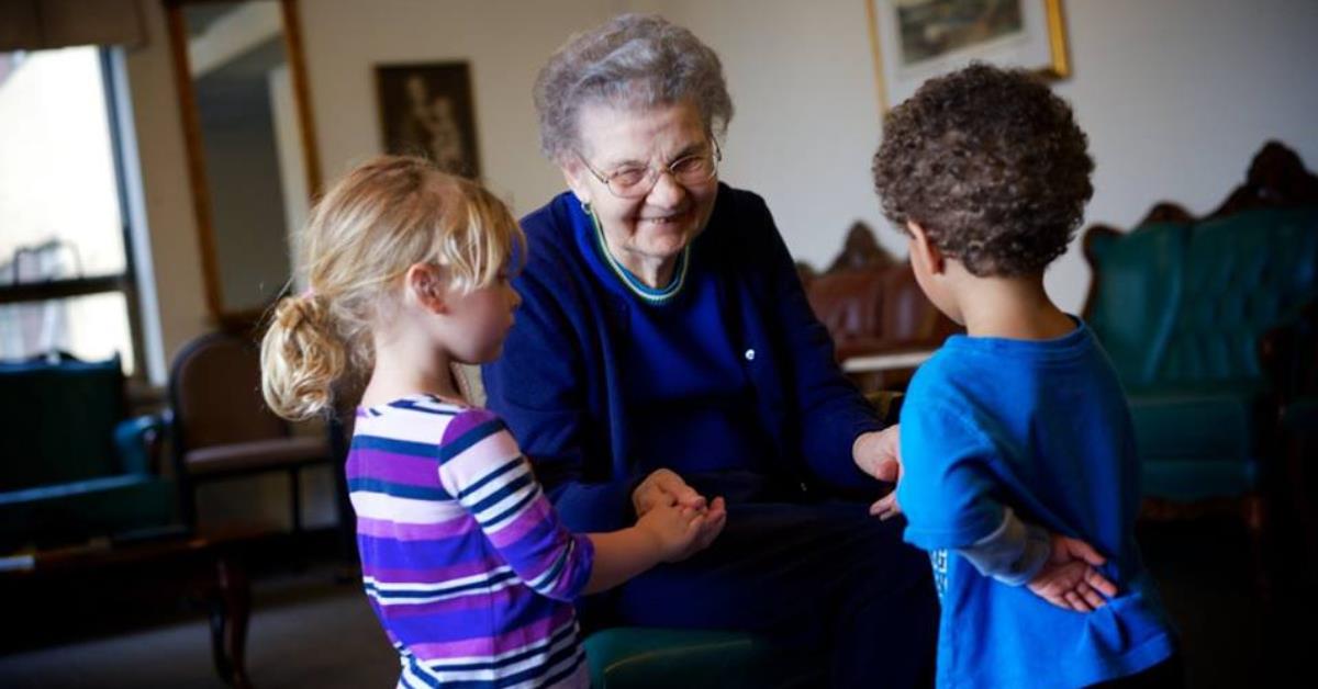 住养老院也能充满欢笑!让幼稚园进驻的“青银共居” 内容图1 女神网-大潮社TV实时追踪属于女人新资讯的综合网站! 住养老院也能充满欢笑!让幼稚园进驻的“青银共居” 家庭学堂 图1张