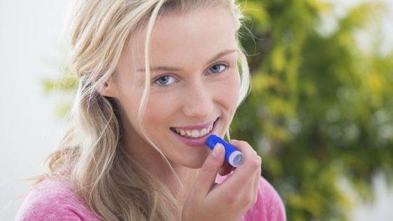 秋冬唇部保养 5 原则!搞定脱皮、暗沉,轻松打造人人称羡的樱花唇 内容图6 女神网-大潮社TV实时追踪属于女人新资讯的综合网站! 秋冬唇部保养 5 原则!搞定脱皮、暗沉,轻松打造人人称羡的樱花唇 彩妆保养 图6张