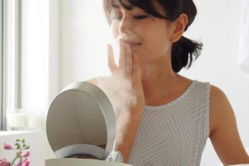 水嫩樱花唇养成术：5 招唇部护理，改变舔嘴唇、过度擦拭的不良习惯