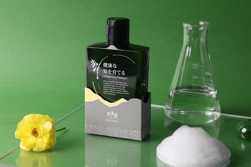 日系职人养护专业,黑淬丝取自柔和的植物精华:自深层发肌保养起,赋予强韧丰盈发肌力 内容图3 女神网-大潮社TV实时追踪属于女人新资讯的综合网站! 日系职人养护专业,黑淬丝取自柔和的植物精华:自深层发肌保养起,赋予强韧丰盈发肌力 彩妆保养 图3张