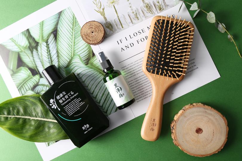 日系职人养护专业,黑淬丝取自柔和的植物精华:自深层发肌保养起,赋予强韧丰盈发肌力 内容图5 女神网-大潮社TV实时追踪属于女人新资讯的综合网站! 日系职人养护专业,黑淬丝取自柔和的植物精华:自深层发肌保养起,赋予强韧丰盈发肌力 彩妆保养 图5张