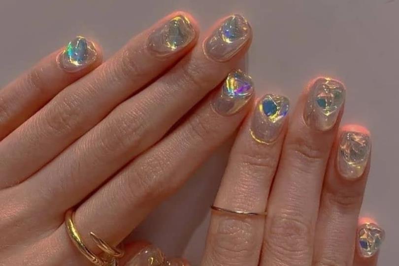 2021讨论度最高“冰块美甲”:阳光下折射出迷人霓虹光泽,清爽透光春夏必做款! 内容图3 女神网-大潮社TV实时追踪属于女人新资讯的综合网站! 2021讨论度最高“冰块美甲”:阳光下折射出迷人霓虹光泽,清爽透光春夏必做款! 彩妆保养 图3张