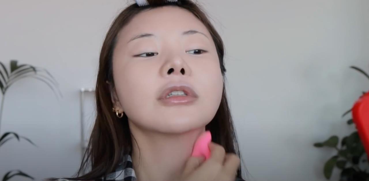 韩国美妆 Youtuber 神复制《女神降临》朱静:基本 5 个化妆步骤秒变身 内容图3 女神网-大潮社TV实时追踪属于女人新资讯的综合网站! 韩美妆Youtuber神级还原《女神降临》任朱静!超猛化妆术教学,下滑5步骤一起变身漫撕女!-2