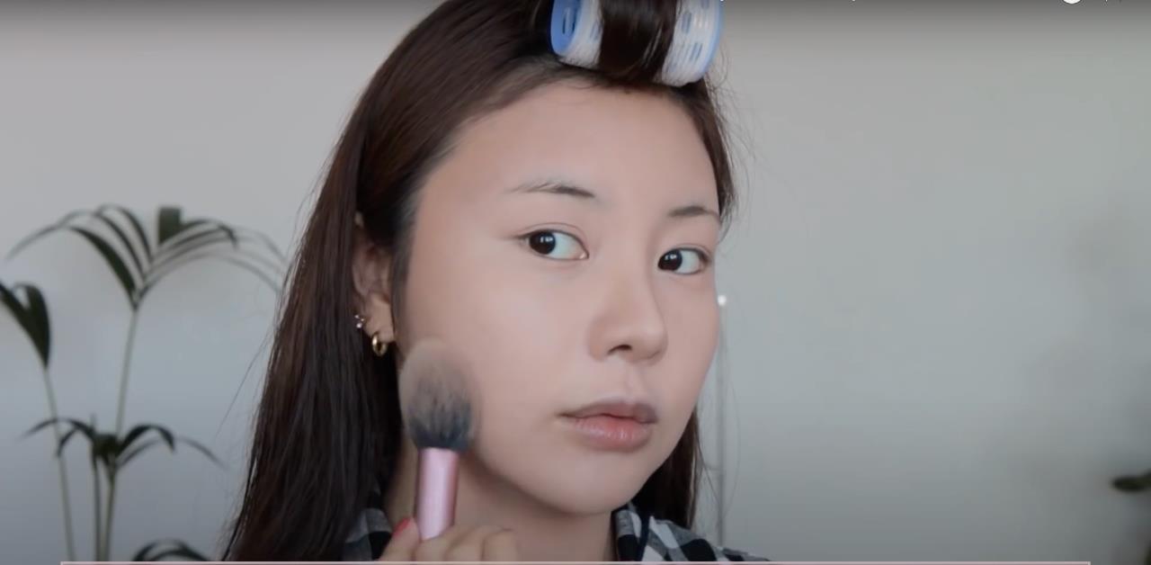 韩国美妆 Youtuber 神复制《女神降临》朱静:基本 5 个化妆步骤秒变身 内容图4 女神网-大潮社TV实时追踪属于女人新资讯的综合网站! 韩美妆Youtuber神级还原《女神降临》任朱静!超猛化妆术教学,下滑5步骤一起变身漫撕女!-3