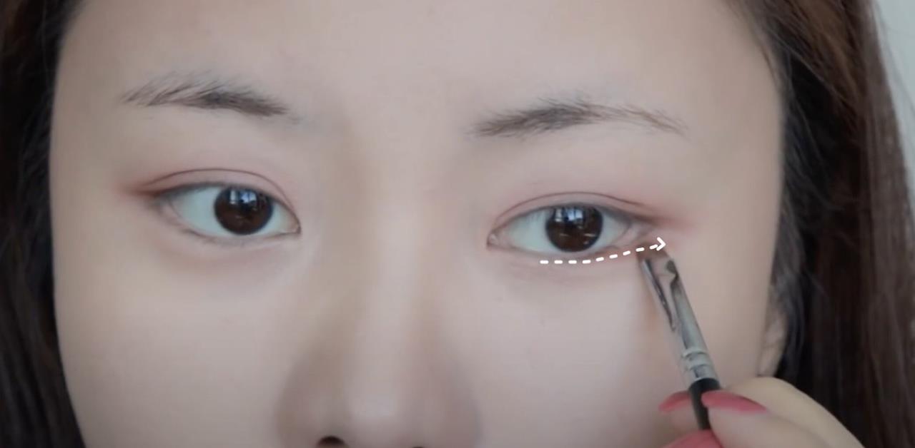 韩国美妆 Youtuber 神复制《女神降临》朱静:基本 5 个化妆步骤秒变身 内容图7 女神网-大潮社TV实时追踪属于女人新资讯的综合网站! 韩美妆Youtuber神级还原《女神降临》任朱静!超猛化妆术教学,下滑5步骤一起变身漫撕女!-6