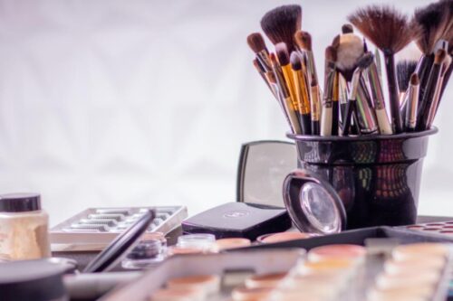 打造完美底妆不是梦！善用简单工具，化出日韩系的轻透妆感