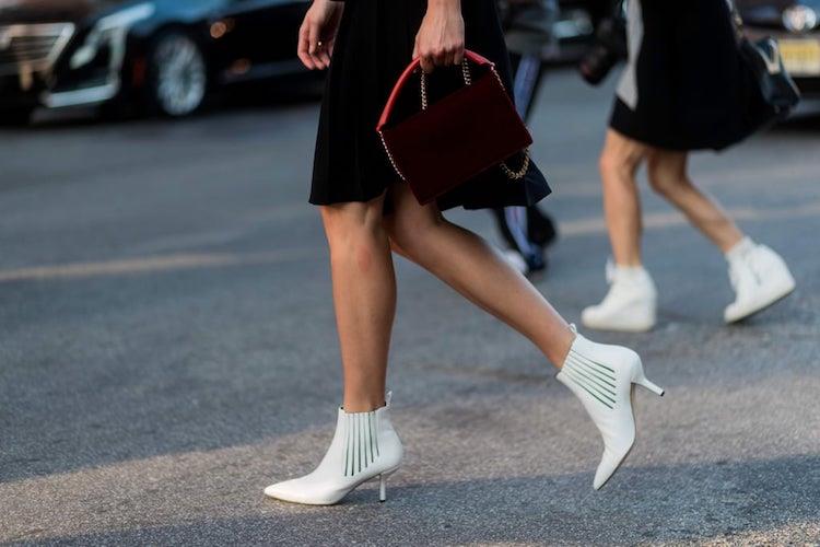 命定鞋款就是它!评选 15 双时尚白踝靴教你“这样”搭,轻松拉长比例显优势 内容图2 女神网-大潮社TV实时追踪属于女人新资讯的综合网站! Bella-How-Wear-White-Ankle-Boots-PopSugar.jpg