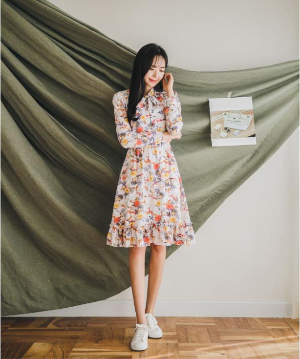 “花”现藏不住的春意!复古碎花春装的减龄穿搭术 内容图2 女神网-大潮社TV实时追踪属于女人新资讯的综合网站! C2.png