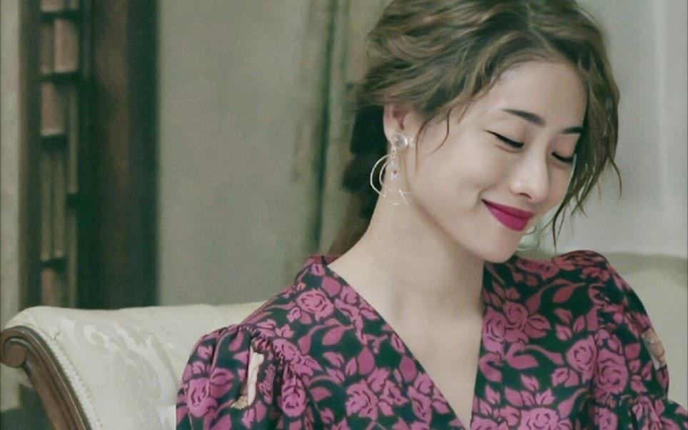 日剧时装女王石原聪美新戏《女王的天堂餐厅》,用 Loewe、Kate Spade 穿出知性女人味 内容图4 女神网-大潮社TV实时追踪属于女人新资讯的综合网站! 日剧时装女王石原聪美新戏《女王的天堂餐厅》,用 Loewe、Kate Spade 穿出知性女人味 最新 图4张