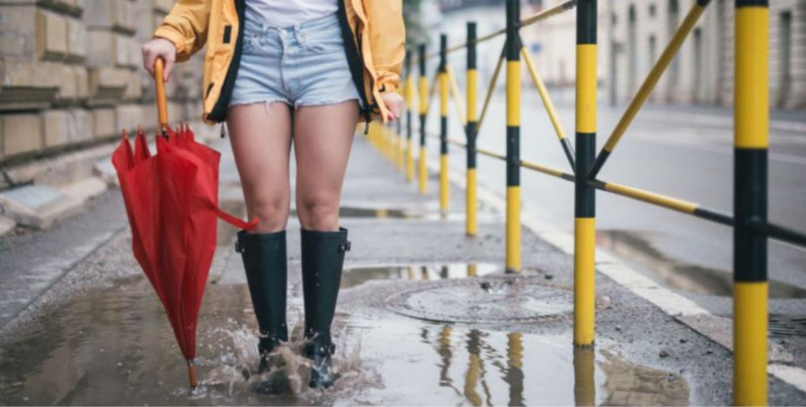 梅雨季不可或缺的 7 大单品!在郁闷中找时尚,找回小确幸与自信 内容图1 女神网-大潮社TV实时追踪属于女人新资讯的综合网站! 梅雨季不可或缺的 7 大单品!在郁闷中找时尚,找回小确幸与自信 最新 图1张