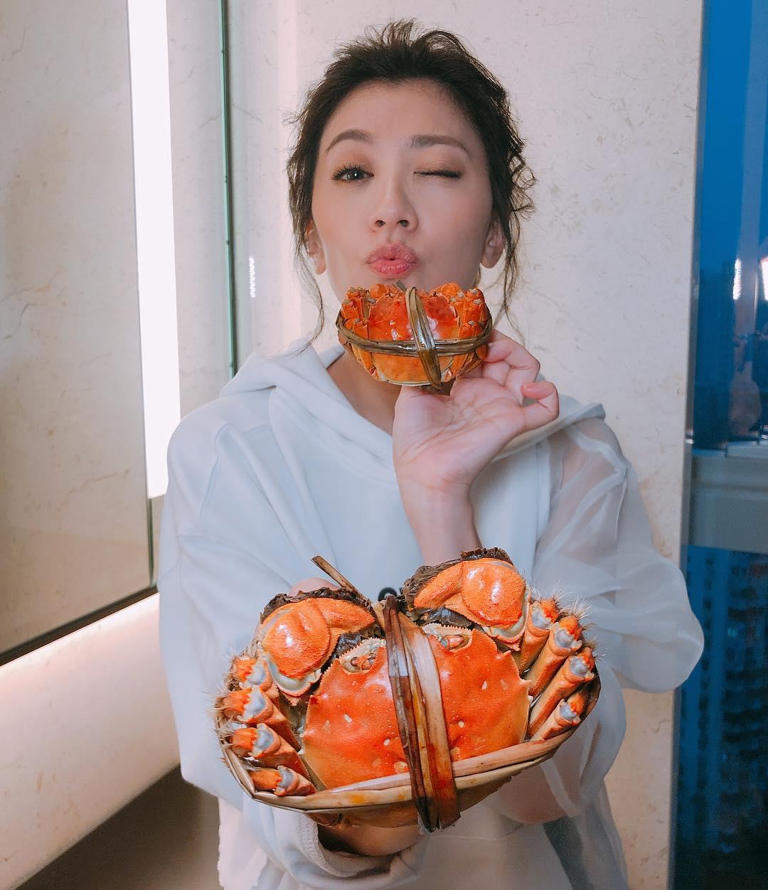 《与恶》女神乔安姐的“白衬衫”高质感穿搭术,以及最爱私服大公开! 内容图7 女神网-大潮社TV实时追踪属于女人新资讯的综合网站! 41699287_638522659876205_2341171574175973189_n (1).jpg