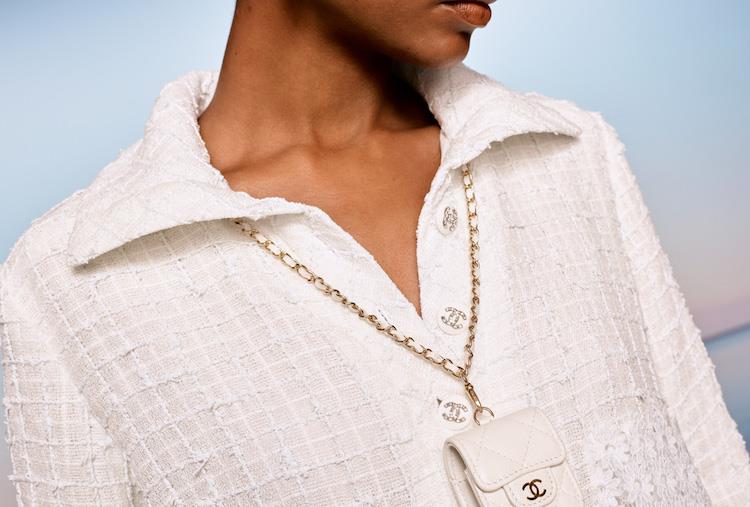 不能出国没关系!选购 2021 年 Chanel 度假系列包款:从“奶霜白”到“珊瑚色”仿佛置身海岛 内容图7 女神网-大潮社TV实时追踪属于女人新资讯的综合网站! 16_Cruise_2020_21_collection_Look_021_photo_Julien_Martinez_Leclerc