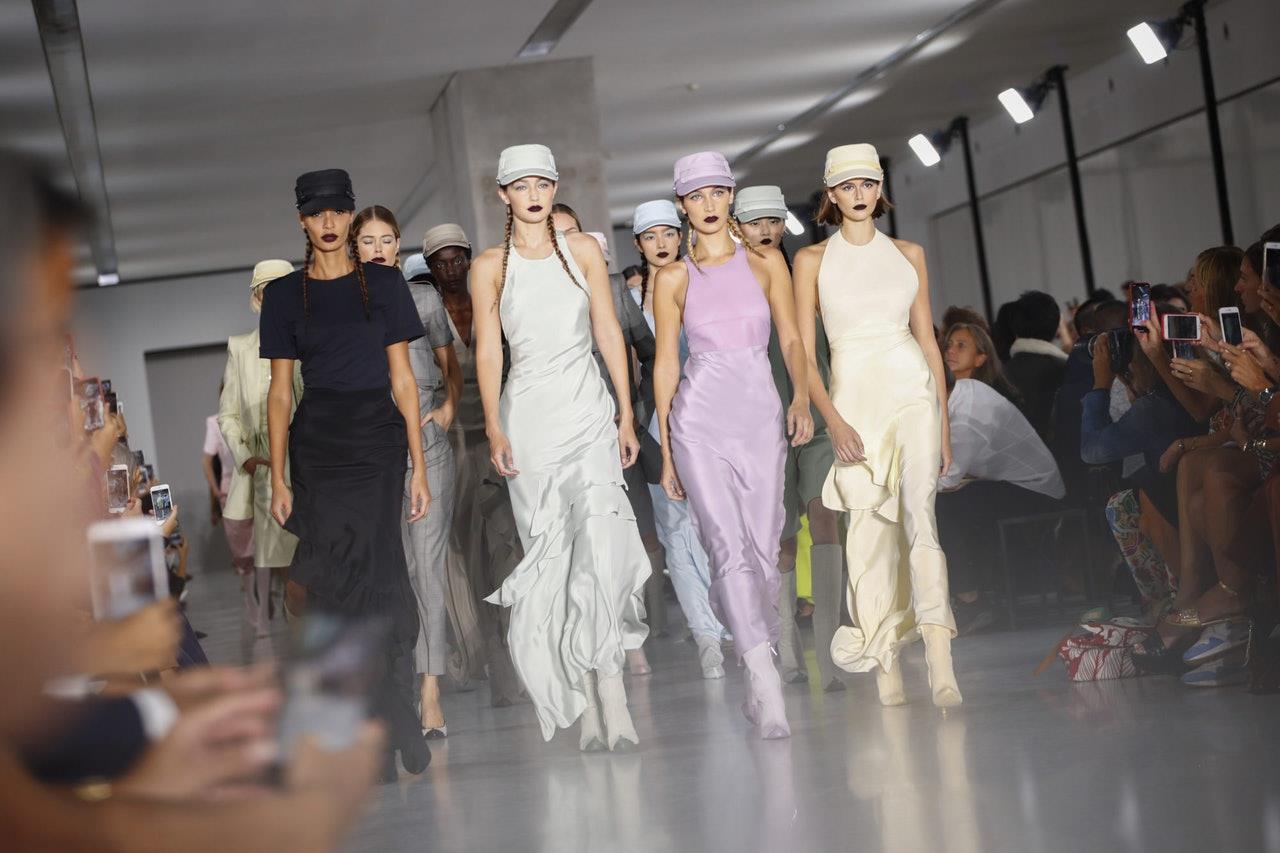 2020 春夏显白色系:跟上秀智、BLACKPINK 的“初恋紫丁香”风潮!比奶茶色更有仙气 内容图2 女神网-大潮社TV实时追踪属于女人新资讯的综合网站! TggJeQ1rS1JwlOQyxkwQGawoct1hHlpIDcG7lA3Bu5Q