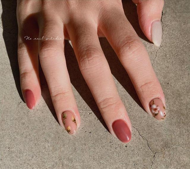 2020 秋冬美甲趋势!光疗指彩太单调,来点琥珀、油画感最,让 3D 造型营造立体小巧思 内容图4 女神网-大潮社TV实时追踪属于女人新资讯的综合网站! 2020 秋冬美甲趋势!光疗指彩太单调,来点琥珀、油画感最,让 3D 造型营造立体小巧思 最新 图4张