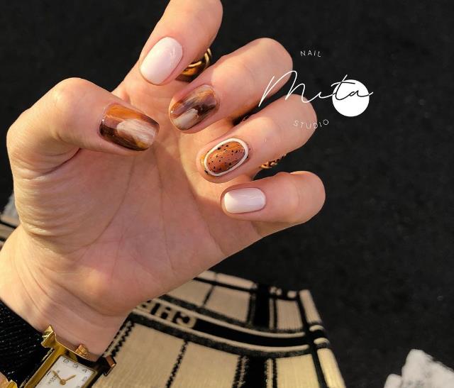 2020 秋冬美甲趋势!光疗指彩太单调,来点琥珀、油画感最,让 3D 造型营造立体小巧思 内容图5 女神网-大潮社TV实时追踪属于女人新资讯的综合网站! 2020 秋冬美甲趋势!光疗指彩太单调,来点琥珀、油画感最,让 3D 造型营造立体小巧思 最新 图5张