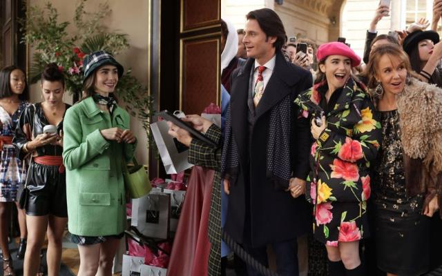 浪漫爱情剧女神 Lily Collins 强势回归:新剧《Emily in Paris》获 50 个时尚品牌赞助,欧美穿搭再掀流行 内容图3 女神网-大潮社TV实时追踪属于女人新资讯的综合网站! 浪漫爱情剧女神 Lily Collins 强势回归:新剧《Emily in Paris》获 50 个时尚品牌赞助,欧美穿搭再掀流行 最新 图3张