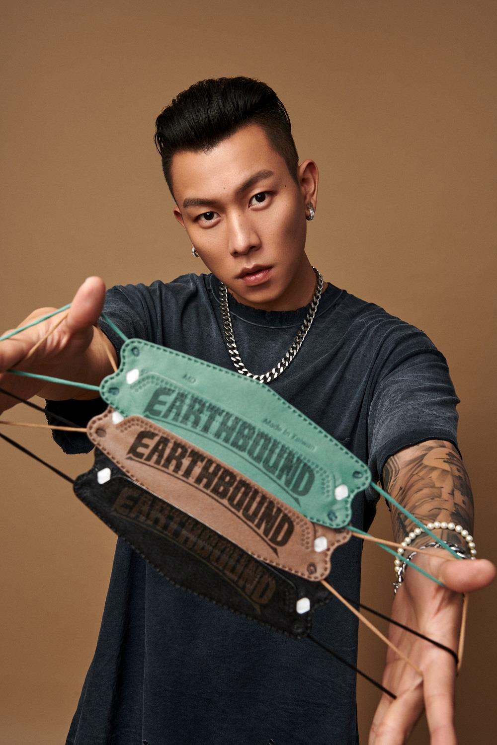 亲亲 JIUJIU 口罩年度代言人瘦子 E.SO 联名款开卖:时尚韩式 4D 立体设计,舒适好呼吸 内容图2 女神网-大潮社TV实时追踪属于女人新资讯的综合网站! 亲亲 JIUJIU 口罩年度代言人瘦子 E.SO 联名款开卖:时尚韩式 4D 立体设计,舒适好呼吸 最新 图2张