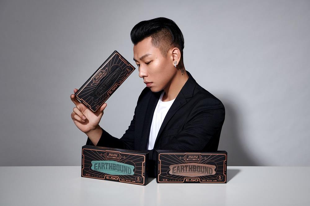 亲亲 JIUJIU 口罩年度代言人瘦子 E.SO 联名款开卖:时尚韩式 4D 立体设计,舒适好呼吸 内容图4 女神网-大潮社TV实时追踪属于女人新资讯的综合网站! 亲亲 JIUJIU 口罩年度代言人瘦子 E.SO 联名款开卖:时尚韩式 4D 立体设计,舒适好呼吸 最新 图4张