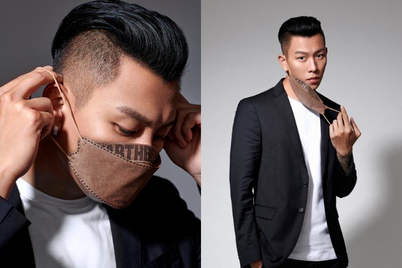 亲亲 JIUJIU 口罩年度代言人瘦子 E.SO 联名款开卖:时尚韩式 4D 立体设计,舒适好呼吸 内容图5 女神网-大潮社TV实时追踪属于女人新资讯的综合网站! 亲亲 JIUJIU 口罩年度代言人瘦子 E.SO 联名款开卖:时尚韩式 4D 立体设计,舒适好呼吸 最新 图5张