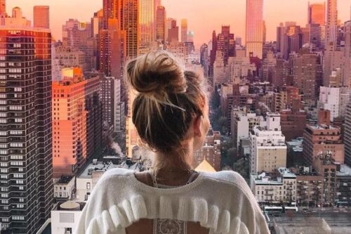 她像我，但却不是我！你也常在城市风景中找寻自己的身影吗？