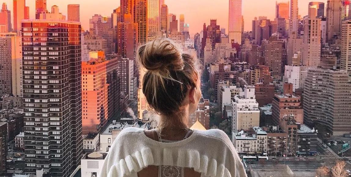 她像我,但却不是我!你也常在城市风景中找寻自己的身影吗? 内容图1 女神网-大潮社TV实时追踪属于女人新资讯的综合网站! 她像我,但却不是我!你也常在城市风景中找寻自己的身影吗? 女人心事 图1张