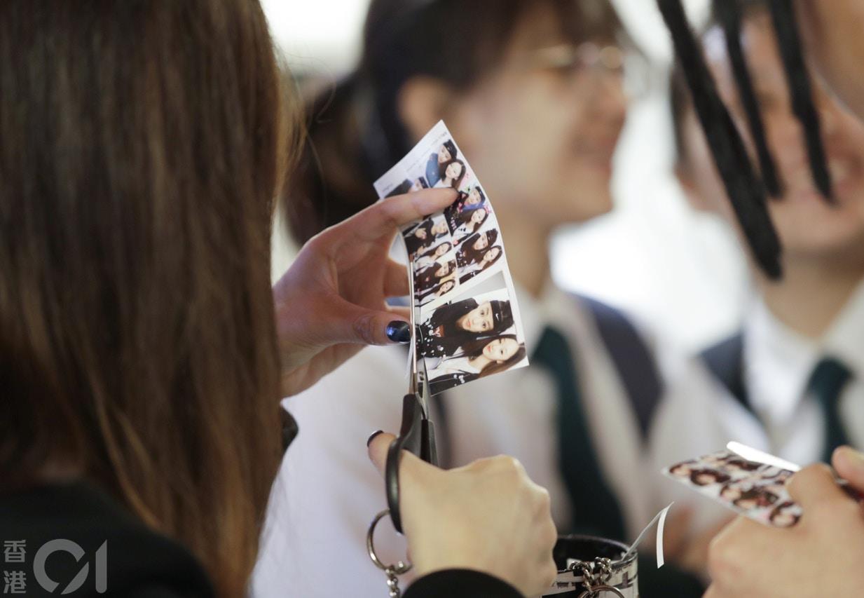 25 岁是女生友谊分水岭:当年一起拍大头贴的“影中人”,你现在还有连络吗? 内容图2 女神网-大潮社TV实时追踪属于女人新资讯的综合网站! o6r5dQksAR77APPToM4-u3Xlr8_yUJxEWFiHA05YhwM.jpg