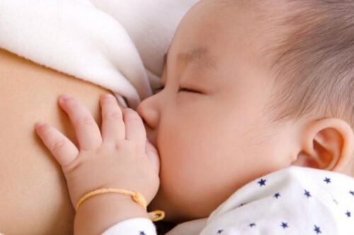 宝宝半夜不睡觉跟喂母乳有关？别再用这 10 大 NG 话语让母奶妈咪崩溃！